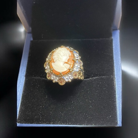 Authentic Carved Shell Cameo Ring Set in Sterling & 18kt Vermeil  NWB   size 5 - Picture 3 of 14